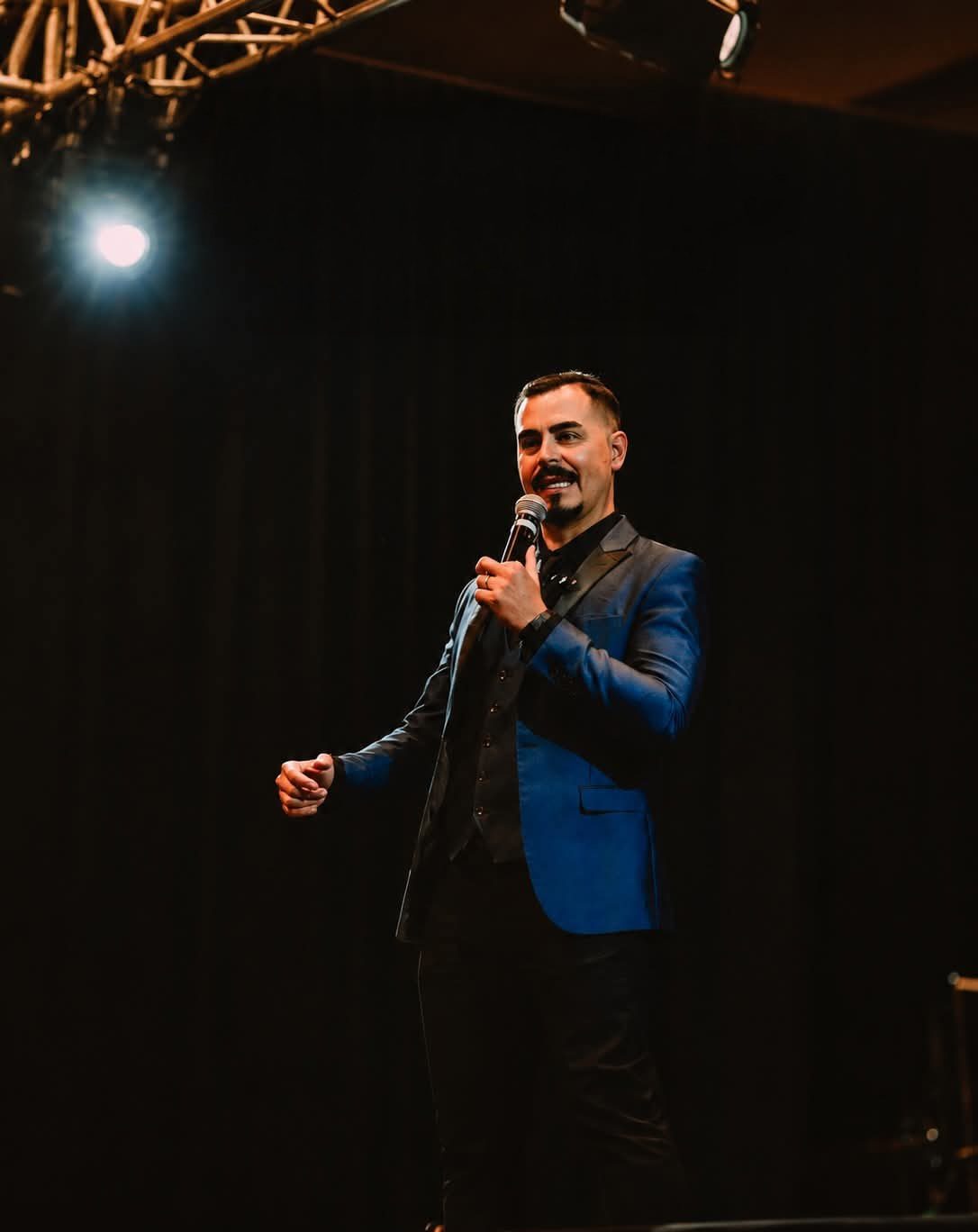 Héctor Quirós en escenario